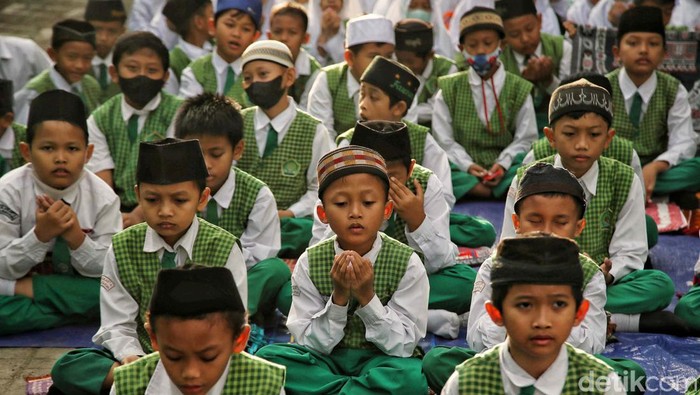 Melihat Semangat Siswa MIN 20 Jakarta Jalani Puasa Ramadan Selama bulan Ramadan, para siswa Madrasah Ibtidaiyah Negeri 20 Marunda, Cilincing, Jakarta, tetap semangat belajar. Mereka juga memperbanyak ibadah.