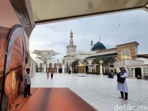 Menanti Waktu Berbuka Puasa di Masjid Ar Rahman Blitar Menanti Waktu Berbuka Puasa di Masjid Ar Rahman Blitar
