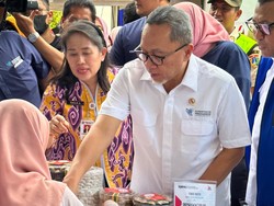 Zulhas Cek Bazar Ramadan di Jakbar, Pastikan Kebutuhan Bahan Pokok Murah