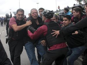 Menteri Keamanan Buenos Aires Babak Belur Dihajar Massa Sopir Bus Menteri Keamanan Buenos Aires Babak Belur Dihajar Massa Sopir Bus