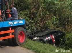 Sopir Ngantuk, Minibus Terperosok ke Parit Sedalam 3 Meter di Klaten