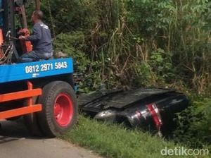 Sopir Ngantuk, Minibus Terperosok ke Parit Sedalam 3 Meter di Klaten Sopir Ngantuk, Minibus Terperosok ke Parit Sedalam 3 Meter di Klaten