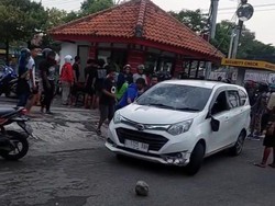 Satu Keluarga Ketahuan Mencuri di Gresik, Dikejar-Tertangkap Mobil Dirusak