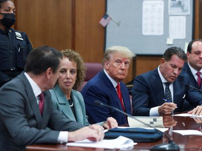 Momen Donald Trump Jalani Sidang