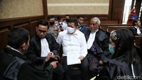 Momen Rijatono Lakka Didakwa Suap Lukas Enembe Rp 35,4 Miliar