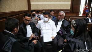 Momen Rijatono Lakka Didakwa Suap Lukas Enembe Rp 35,4 Miliar