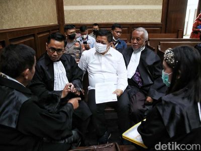 Momen Rijatono Lakka Didakwa Suap Lukas Enembe Rp 35,4 Miliar