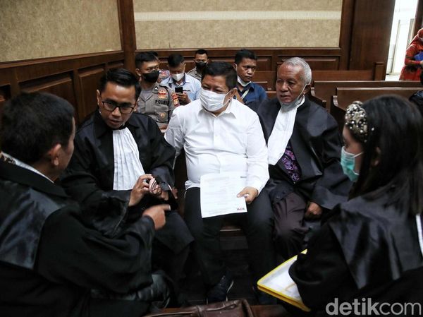 Momen Rijatono Lakka Didakwa Suap Lukas Enembe Rp 35,4 Miliar