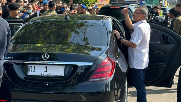 Momen Zulhas Blusukan hingga Satu Mobil dengan Jokowi