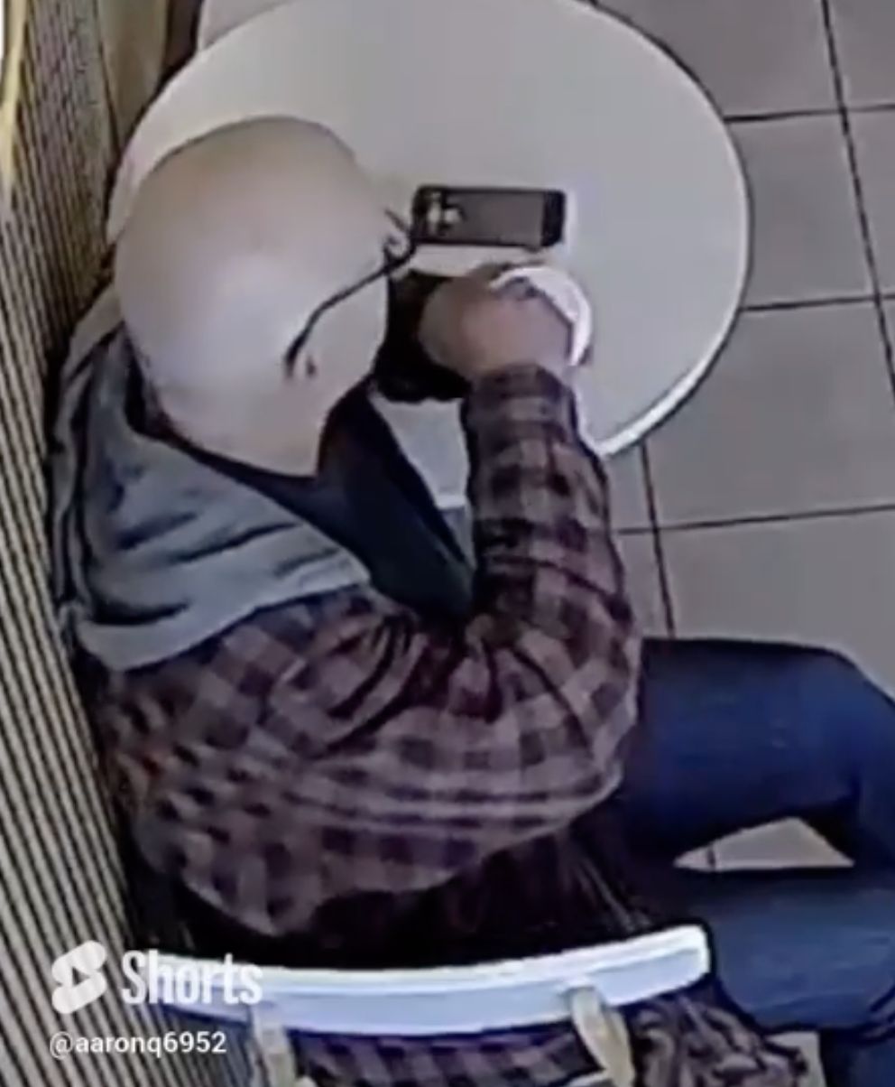 Parah! Pria Ini Sengaja Taruh Serat Kain di Minuman untuk Beri Ulasan Jelek