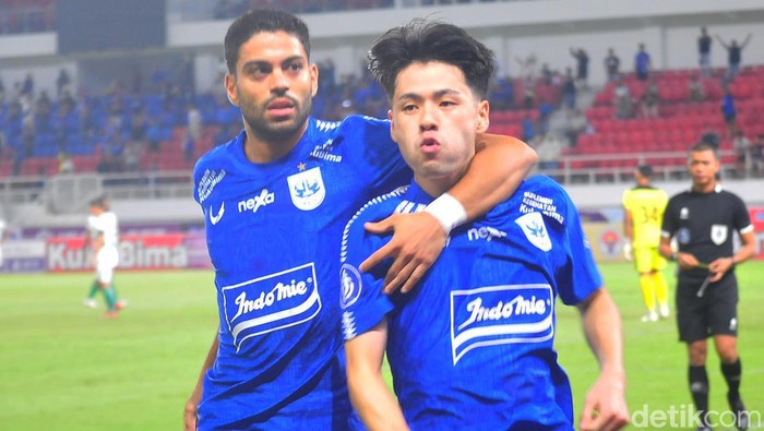 Pemain PSIS Semarang, Taisei Marukawa (kanan).