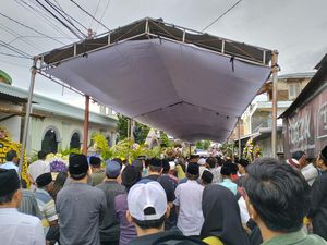Ribuan Warga Iringi Jenazah Eks Walkot Mataram Ahyar Abduh ke Pemakaman Ribuan Warga Iringi Jenazah Eks Walkot Mataram Ahyar Abduh ke Pemakaman
