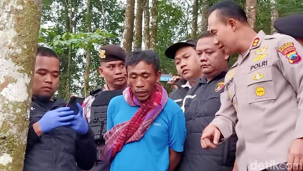 Pembunuhan berantai di Banjarnegara menewaskan 12 orang. Aksi keji itu dilakukan oleh Slamet Tohari atau Mbah Slamet (berbaju biru) yang mengaku sebagai dukun pengganda uang.