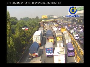 Tol Dalam Kota di Cawang Arah Tebet Padat Pagi Ini