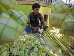 Penjualan Ketupat di Banten Melonjak Jelang Tradisi Kupatan