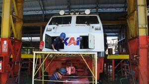 Perawatan Lokomotif dan Rel Kereta Api Jelang Lebaran