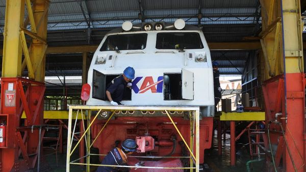 Perawatan Lokomotif dan Rel Kereta Api Jelang Lebaran