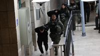Momen Polisi Israel Gerebek Jemaah Iktikaf di Masjid Al Aqsa