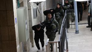 Momen Polisi Israel Gerebek Jemaah Iktikaf di Masjid Al Aqsa