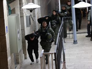 Momen Polisi Israel Gerebek Jemaah Iktikaf di Masjid Al Aqsa