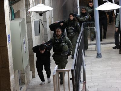 Momen Polisi Israel Gerebek Jemaah Iktikaf di Masjid Al Aqsa