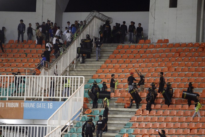 Sejumlah polisi menghalau suporter yang terlibat kericuhan saat berlangsungnya pertandingan antara Persib Bandung melawan Persis Solo dalam lanjutan BRI Liga 1 di Stadion Pakansari, Kabupaten Bogor, Jawa Barat, Selasa (4/4/2023). Kericuhan tersebut diduga akibat saling ejek antarsuporter dan dalam pertandingan tersebut Persib Bandung berhasil mengalahkan Persis Solo dengan skor 3-1. ANTARA FOTO/Yulius Satria Wijaya/nym.