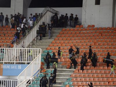 Potret Kericuhan Suporter di Stadion Pakansari Bogor
