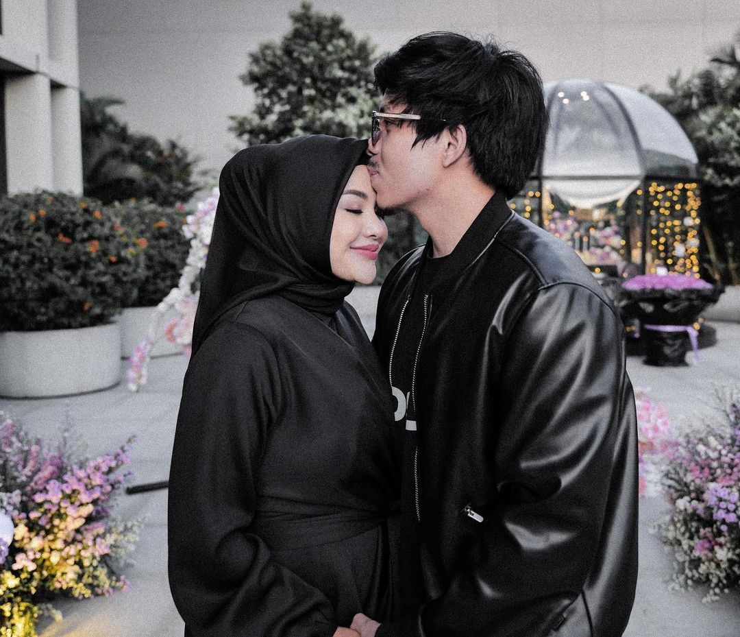 Potret Wedding Anniversary Atta dan Aurel