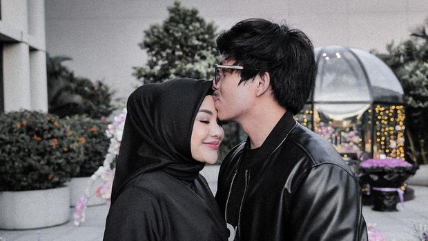 Potret Wedding Anniversary Atta dan Aurel