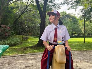 Bikin Gemes, Begini Penampilan Prilly Latucosina Berseragam ala Anak SD