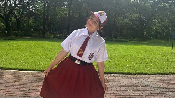 4 Gaya Prilly Latucosina Jadi Anak SD