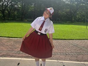 4 Gaya Prilly Latucosina Jadi Anak SD