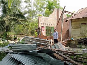 Angin Puting Beliung Rusak Ratusan Rumah Warga di Muaro Jambi