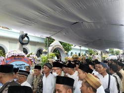 Mantan Wali Kota Mataram Disalatkan 50 Kali Sebelum Dimakamkan