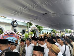 Mantan Wali Kota Mataram Disalatkan 50 Kali Sebelum Dimakamkan Mantan Wali Kota Mataram Disalatkan 50 Kali Sebelum Dimakamkan