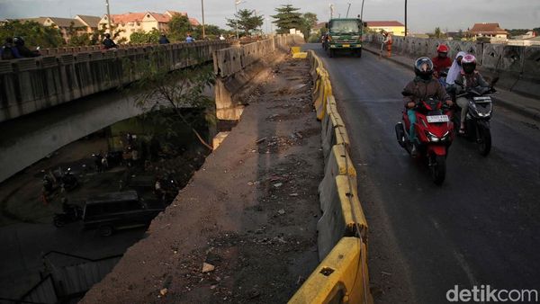Roboh Berbulan-bulan, Pagar Beton Jembatan Marunda Belum Diperbaiki