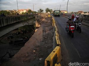 Roboh Berbulan-bulan, Pagar Beton Jembatan Marunda Belum Diperbaiki