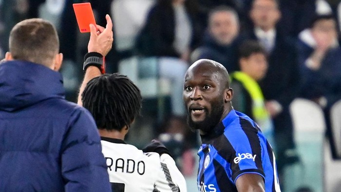 TURIN, ITALY - APRIL 04: Romelu Lukaku of internazionale reacts to the red card during the Coppa Italia match between Juventus and FC Internazionale at Allianz Stadium on April 04, 2023 in Turin, Italy. (Photo by Diego Puletto/Getty Images)