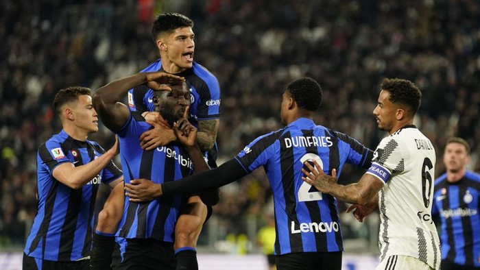 TURIN, ITALY - APRIL 04: (C) Romelu Lukaku of FC Internazionale celebrates his first goal on penalty with his teammates during the match of Coppa Italia Semi Final between Juventus FC and FC Internazionale at Allianz Stadium on April 04, 2023 in Turin, Italy. (Photo by Pier Marco Tacca/Getty Images)