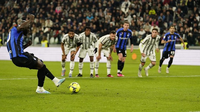 TURIN, ITALY - APRIL 04: Romelu Lukaku of FC Internazionale scores his first goal on penalty during the match of Coppa Italia Semi Final between Juventus FC and FC Internazionale at Allianz Stadium on April 04, 2023 in Turin, Italy. (Photo by Pier Marco Tacca/Getty Images)