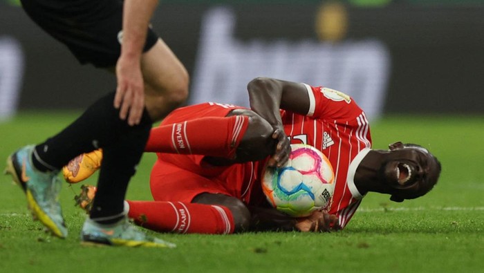 Soccer Football - DFB Cup - Quarter Final - Bayern Munich v SC Freiburg - Allianz Arena, Munich, Germany - April 4, 2023 Bayern Munichs Sadio Mane reacts REUTERS/Leonhard Simon DFB REGULATIONS PROHIBIT ANY USE OF PHOTOGRAPHS AS IMAGE SEQUENCES AND/OR QUASI-VIDEO.