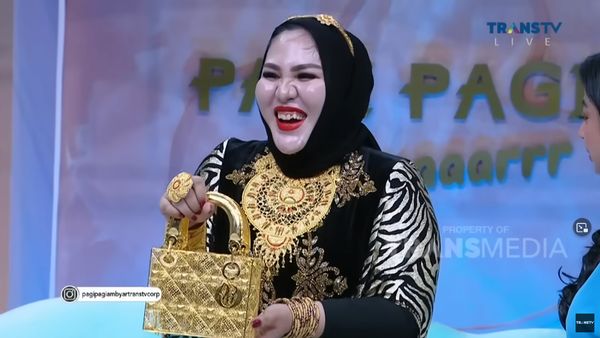 Gaya Makan Mira Hayati, Bos Kosmetik yang Viral Punya Tas Emas