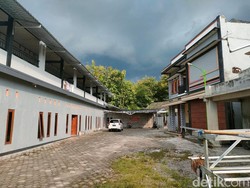 Penghuni Kos di Ngawi Terjebak gegara Pagar Digembok, Polisi Turun Tangan