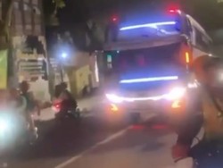 Puji Puji Aji Santoso saat Bonek Kawal Bus Pemain Persija