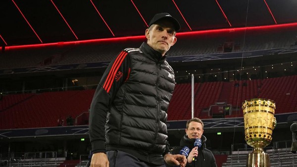 MUNICH, GERMANY - APRIL 04: Coach Thomas Tuchel of Bayern Muenchen disappointed with the DFB Trophy after the DFB Cup quarterfinal match between FC Bayern München and SC Freiburg at Allianz Arena on April 04, 2023 in Munich, Germany. (Photo by Stefan Matzke - sampics/Getty Images)