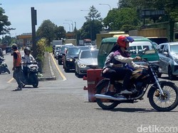 Pemobil Kesal Sulit Keluar Exit Tol Kopo gegara Pengendara Lawan Arus