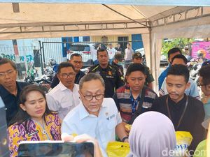 Zulhas Bagi-bagi Beras dan Minyakita, Antrean Warga Mengular