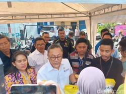 Zulhas Bagi-bagi Beras dan Minyakita, Antrean Warga Mengular