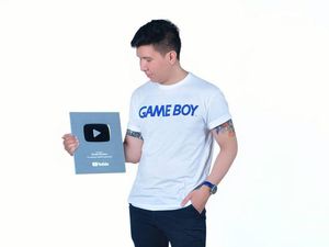 Kisah Windah Basudara, dari Pelayan Kini Jadi YouTuber 10 Juta Subscriber Kisah Windah Basudara, dari Pelayan Kini Jadi YouTuber 10 Juta Subscriber