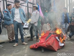 Mahasiswa Demo Tolak UU Ciptaker Bakar Water Barrier di Depan DPR